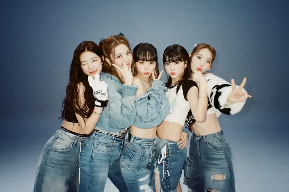 LE SSERAFIM成員全體身穿簡約休閒風的T恤和牛仔褲，散發青春氣息。