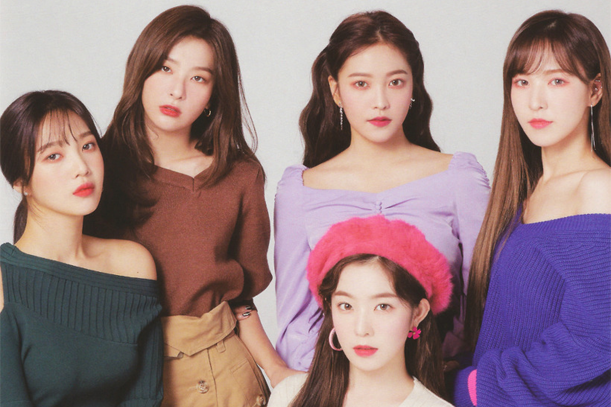 Red Velvet在2023年巡演時的宣傳照，團員穿著不同顏色的毛衣與襯衫展現休閒風格。
