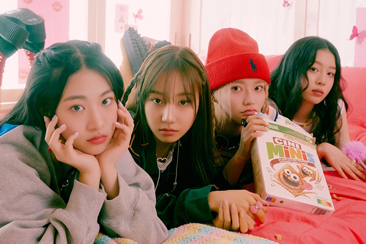 New Jeans成員四人在休閒場景擺姿勢，並隨意展示個性化服裝。