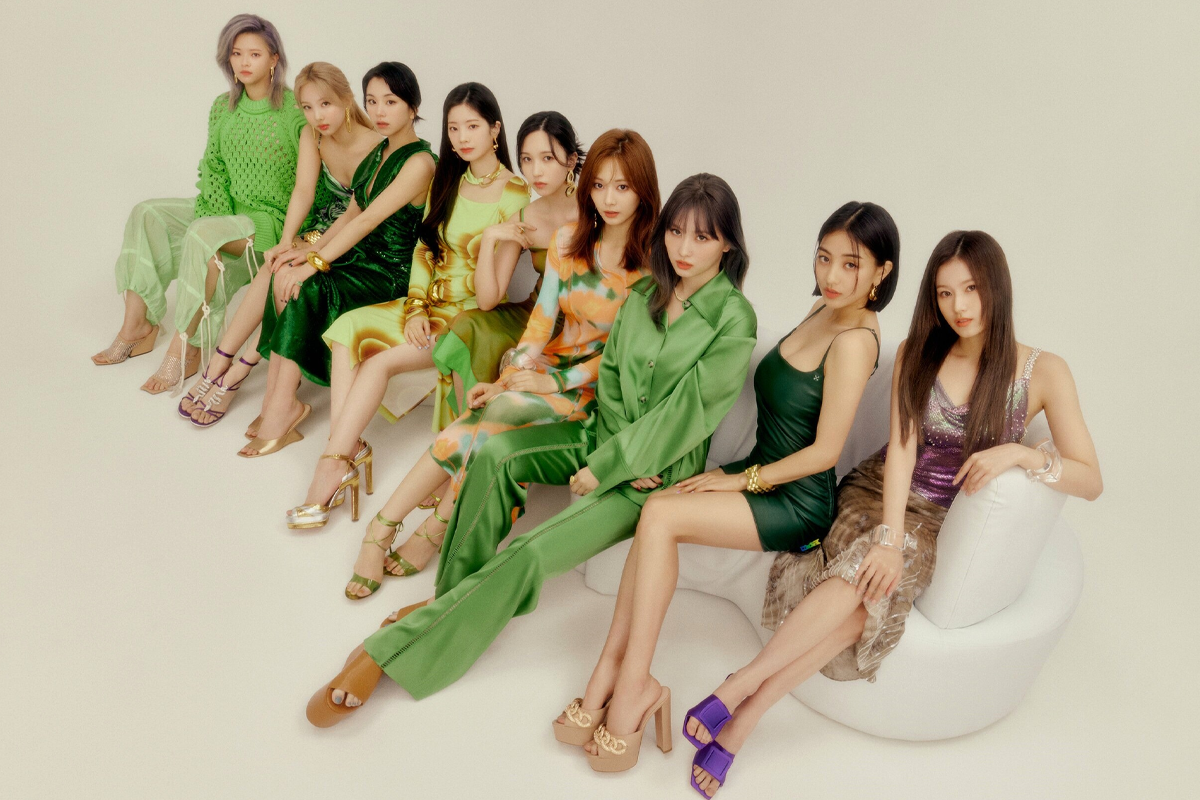 TWICE全體成員穿著綠色與綢緞質地的服飾，端坐在白色背景上，展現成熟風範。
