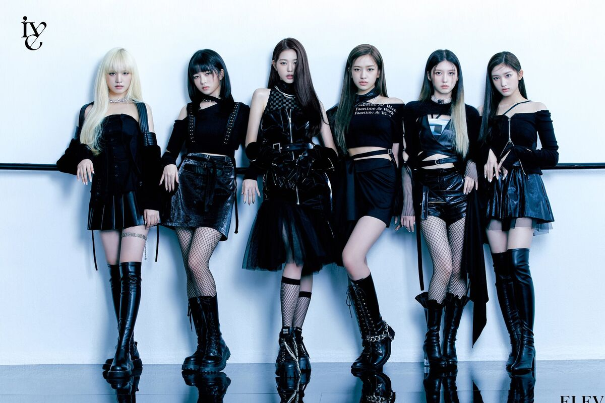 IVE成員身著黑色統一舞台服飾，以冷酷的概念於白色背景中。</long_description