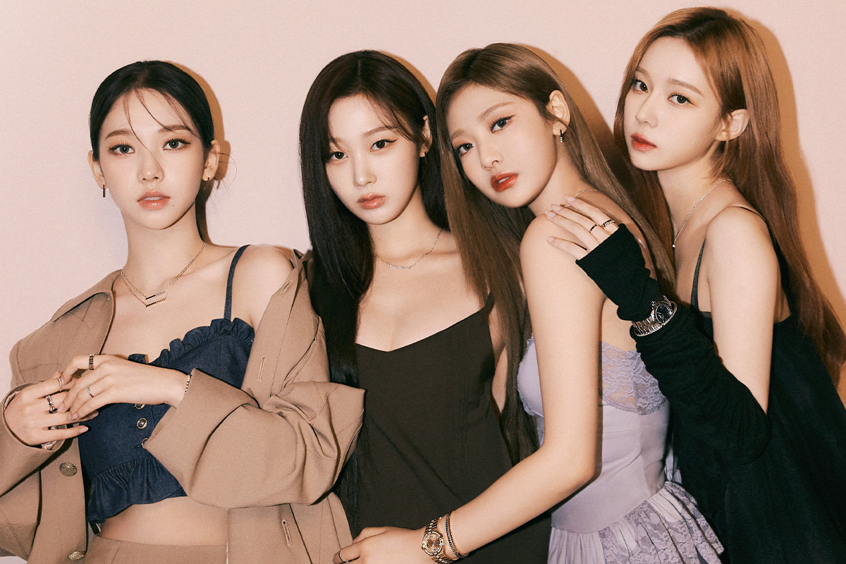 aespa在粉色夢幻背景中，五位成員穿著牛仔風格服裝展現時尚潮流。