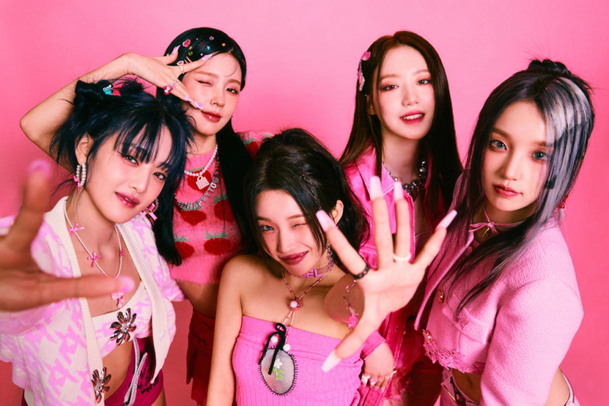 BLACKPINK成員四人在富有韓風元素的佈景中，以色彩繽紛的合唱服裝展示其獨特風格。