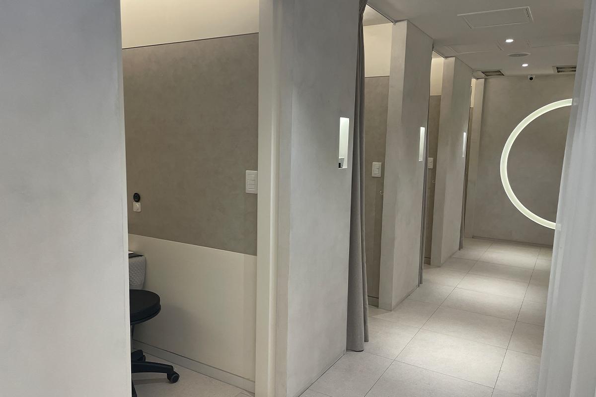 Private recovery room equipped with LED mask at Onlif Clinic