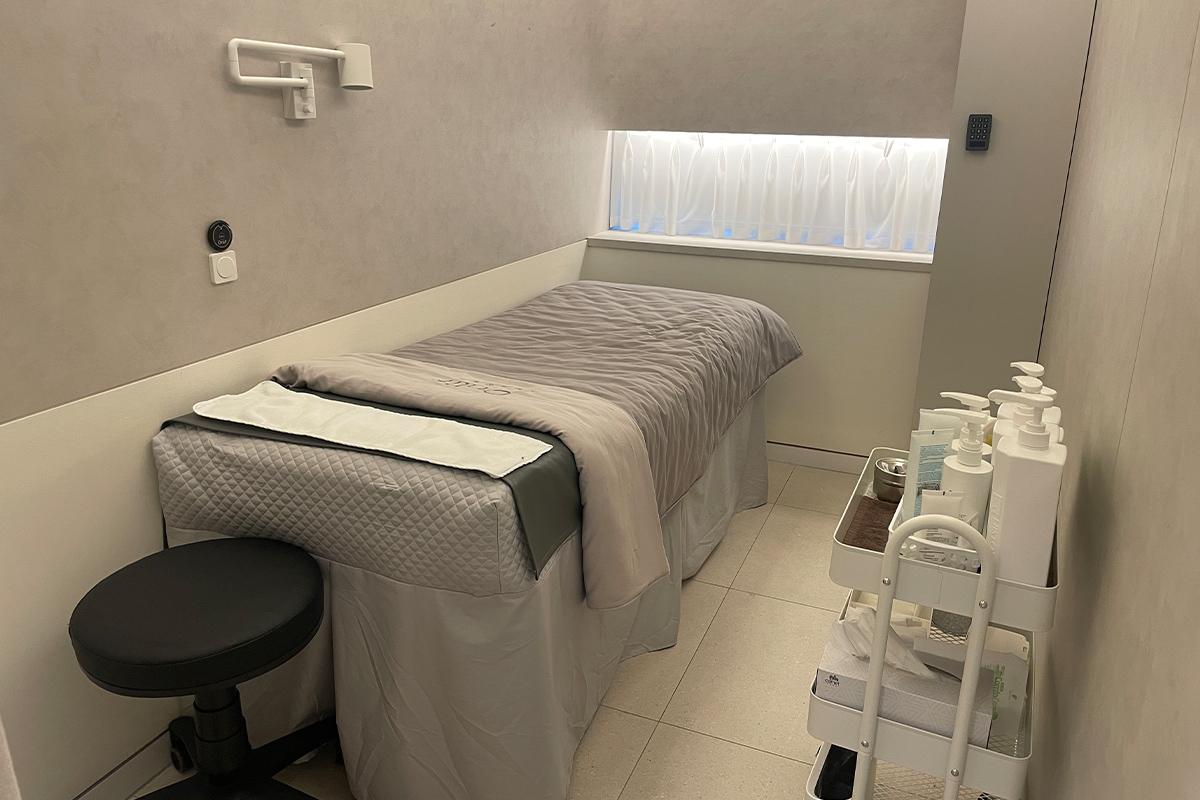 Recovery and LED mask rooms at Onlif Clinic featuring modern comfort design