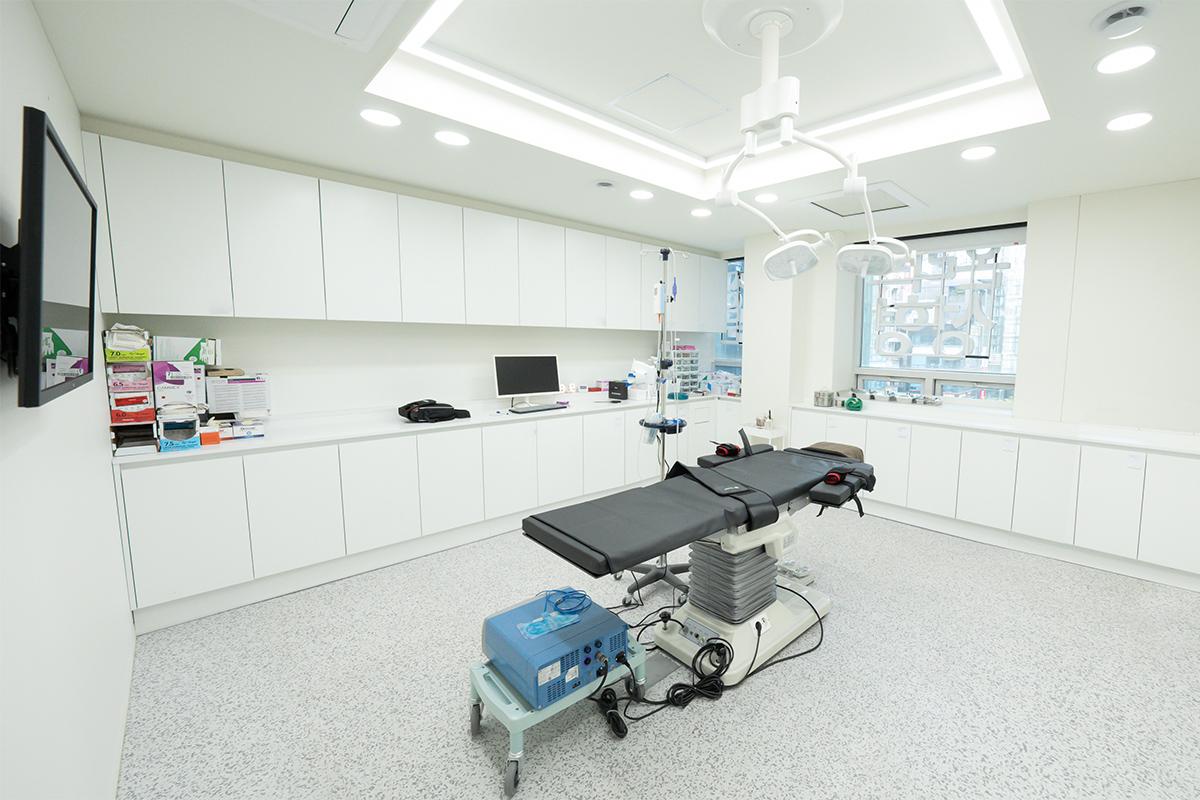 Established plastic surgeon at Onlif Clinic ensuring precise and satisfying results