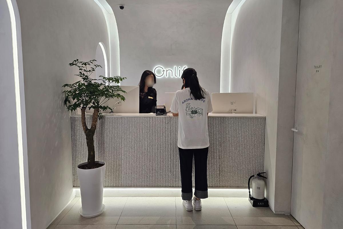 Waiting area at Onlif Clinic designed with ivory and white tones for comfort