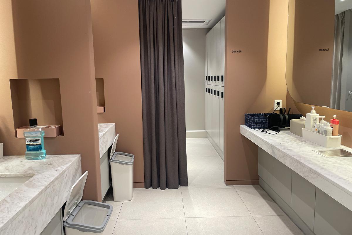 Advanced photo studio for documenting treatment progress at Onlif Clinic