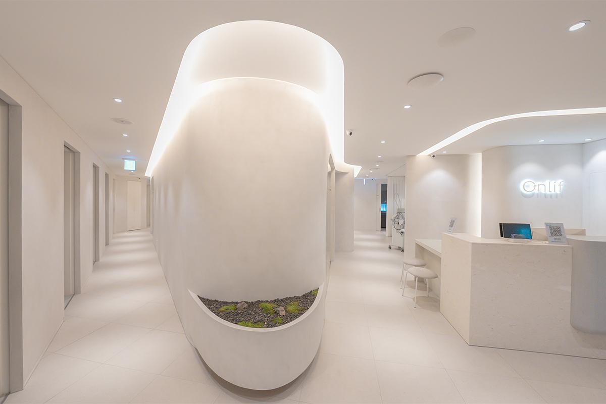 Locker area at Onlif Clinic for safe storage of personal belongings during treatment