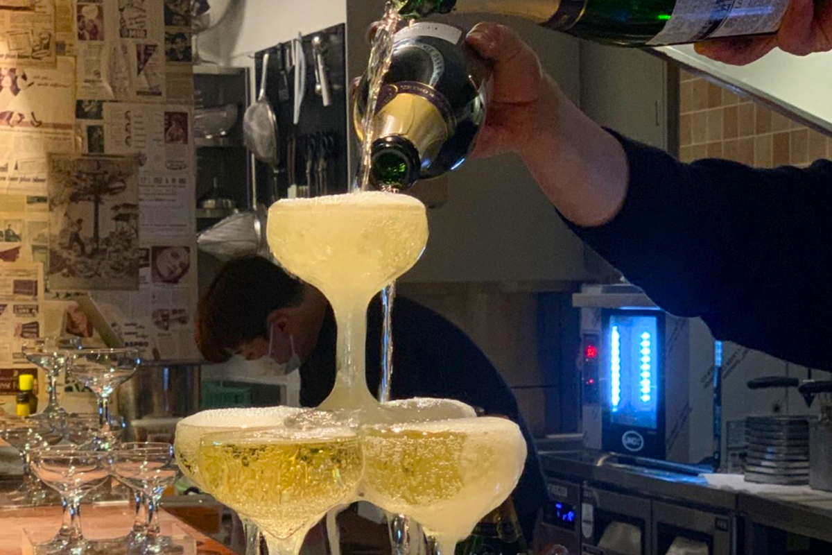 在Knocker Upper酒吧裡的氣泡酒塔，顯示出華麗的飲品擺設和熙來攘往的氛圍。