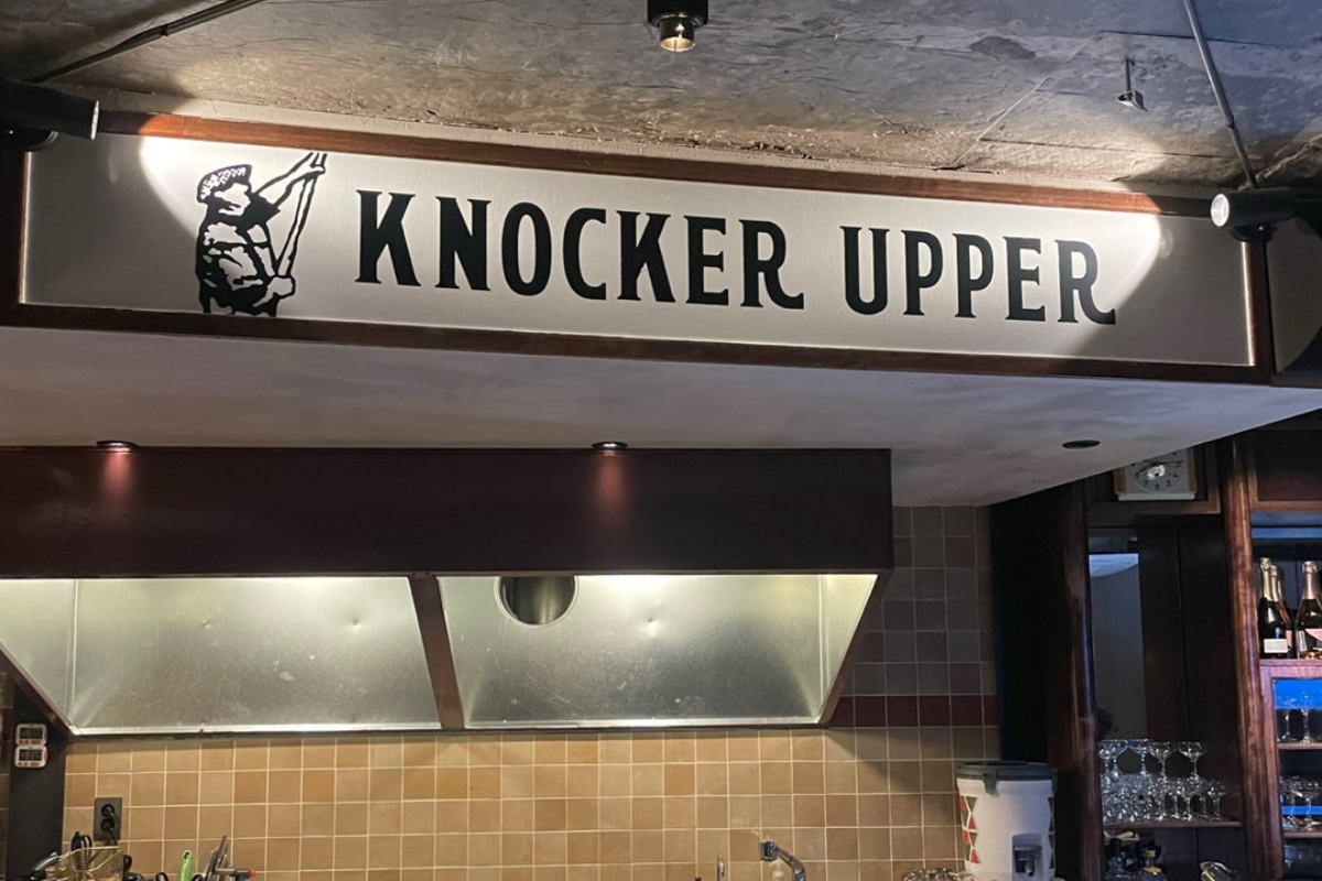 Knocker Upper 香港式fusion酒吧裡的標誌性名稱和裝飾，展示了該地區受歡迎的飲酒場所之一。