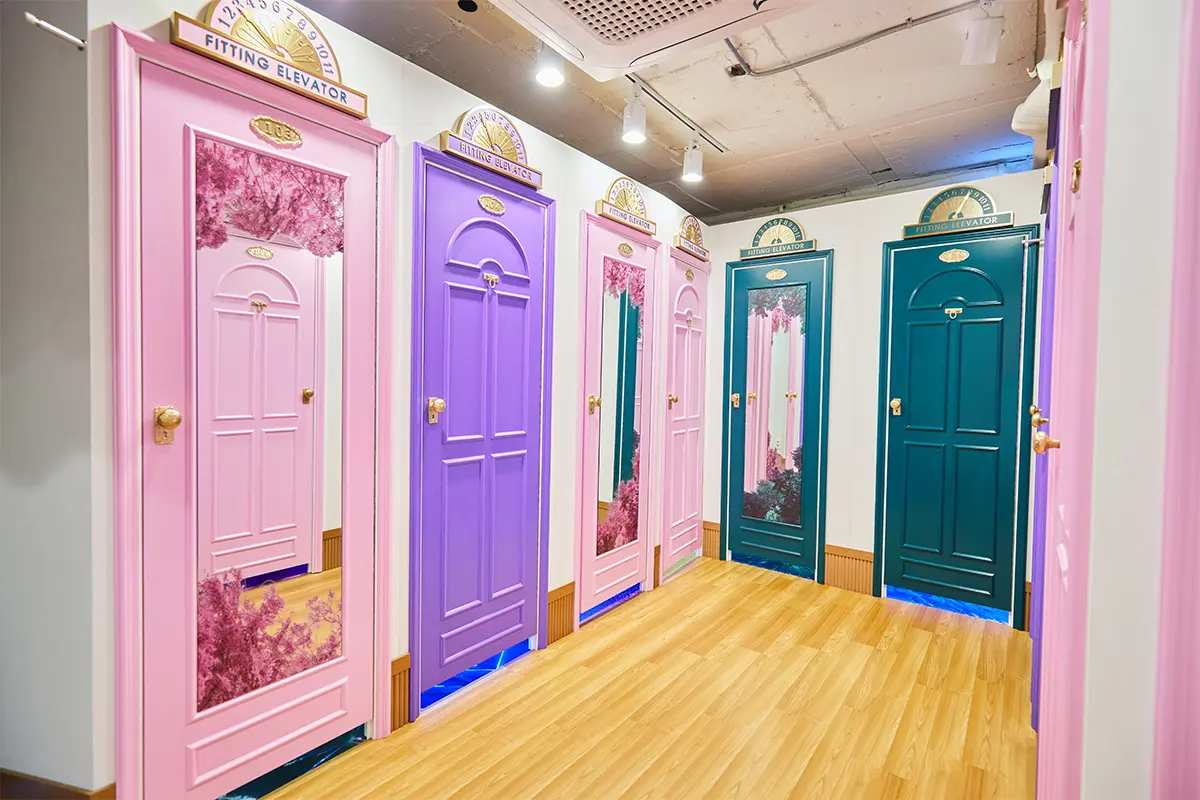 感性制服試着室のドアをアップで撮影した様子