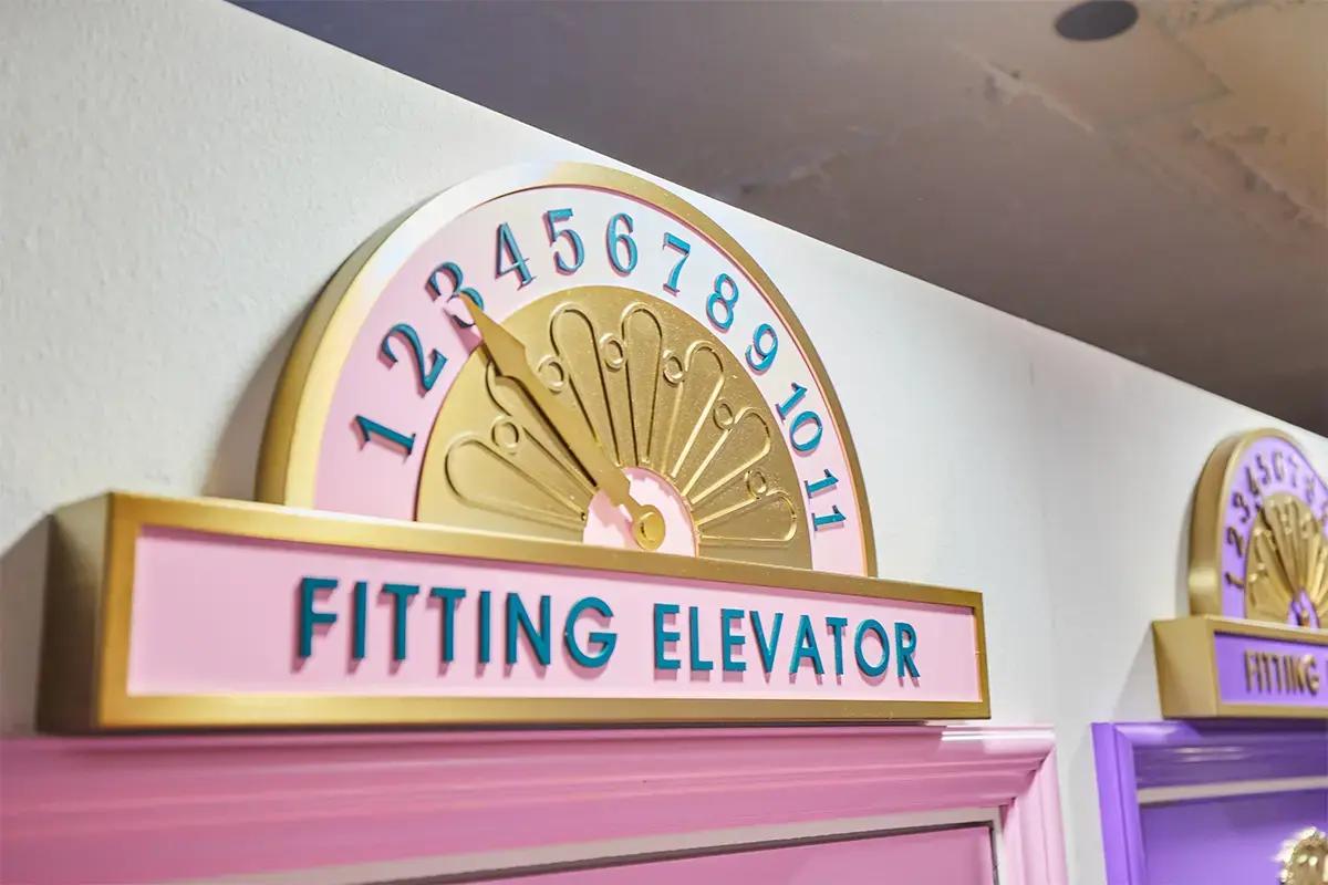 感性制服の展示エリアとピンクのデザインが特徴の壁面