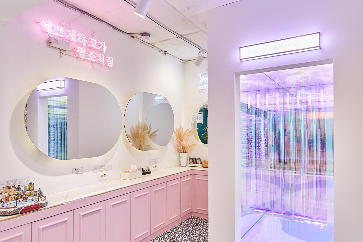 制服を着た人々が感性制服の店舗内で写真を撮っている様子