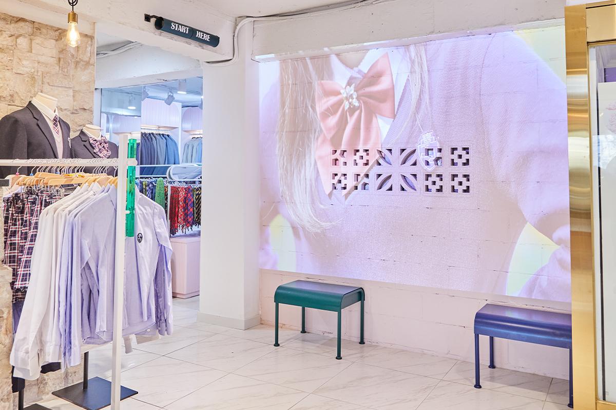 感性校服店內展示著多條漂亮的校服裙和運動服