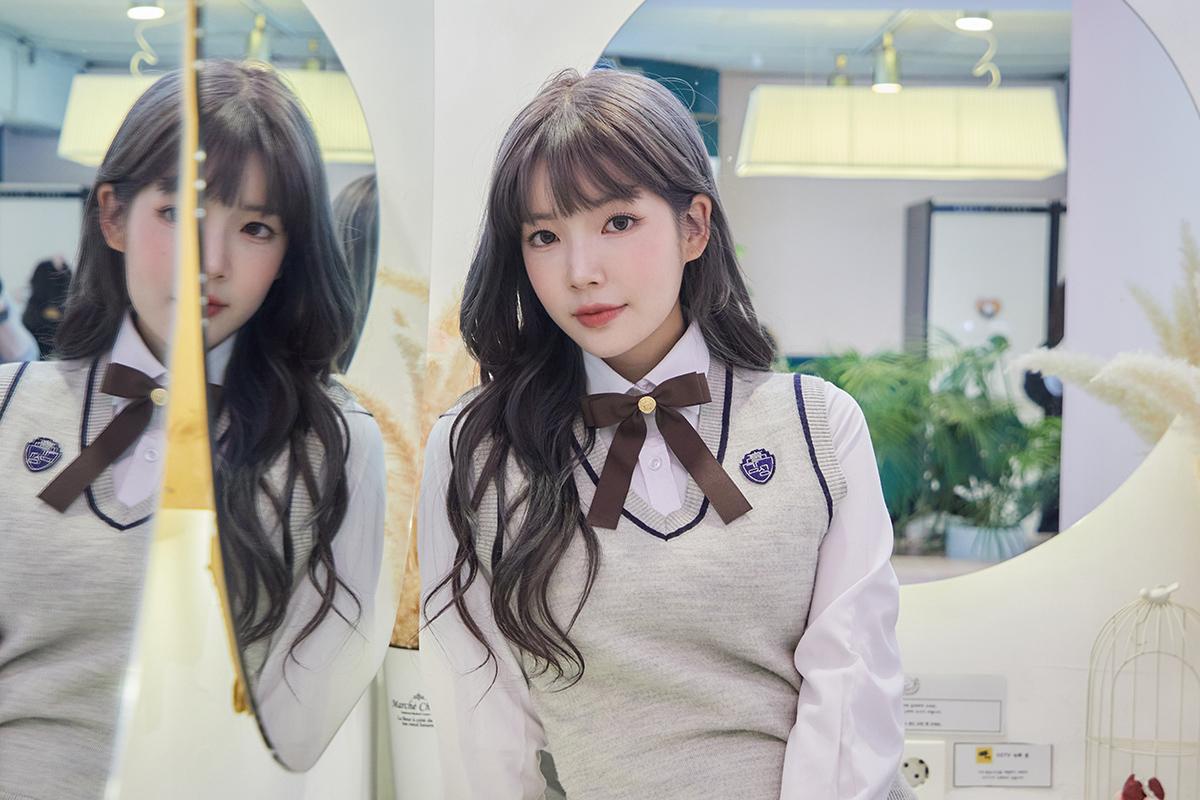 感性制服の店舗内のディスプレイとインテリアの様子