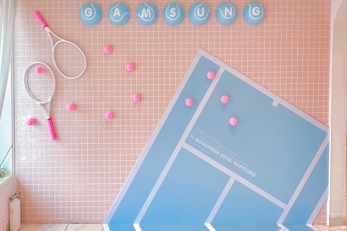 感性制服展示エリアで撮影された制服を着た人々の様子