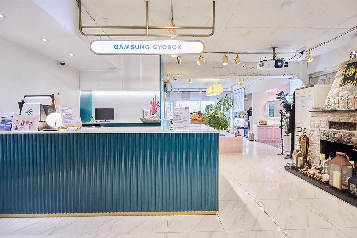 感性制服の受付カウンターと店舗内装の様子