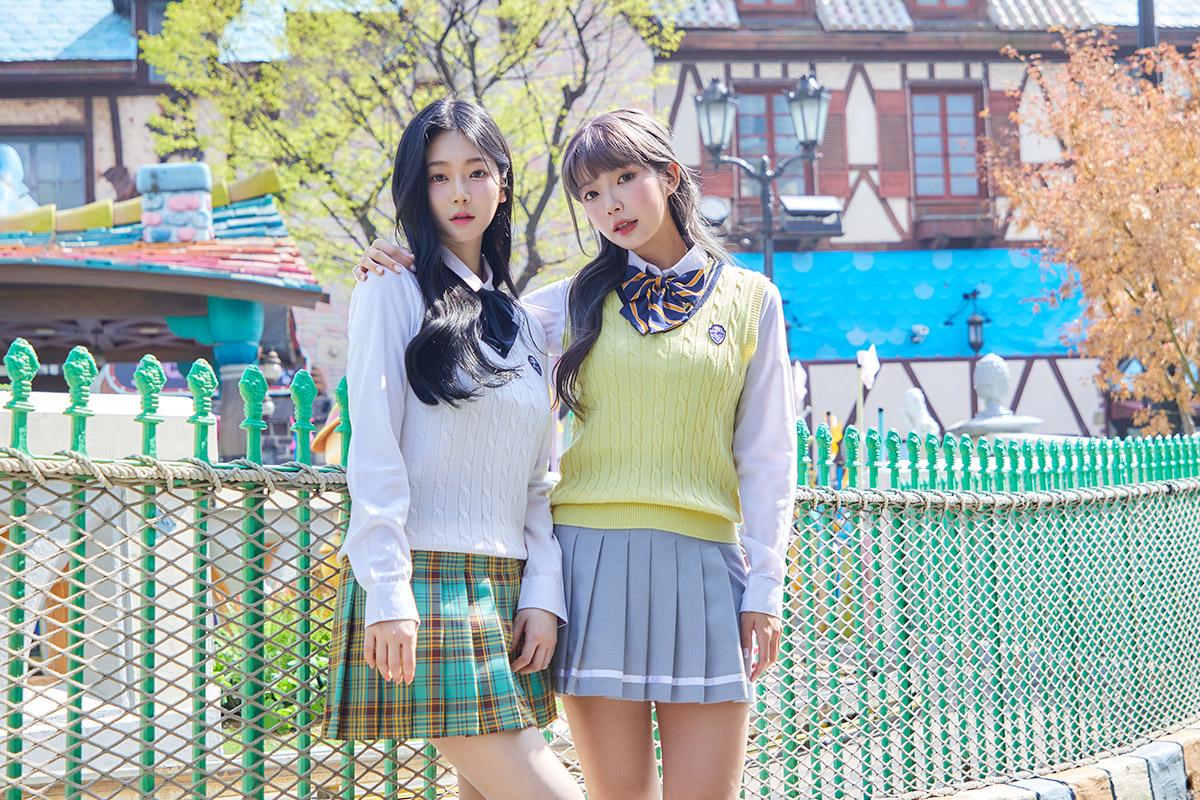 ロッテワールドで制服を着てメリーゴーランドの前でポーズを取る人々