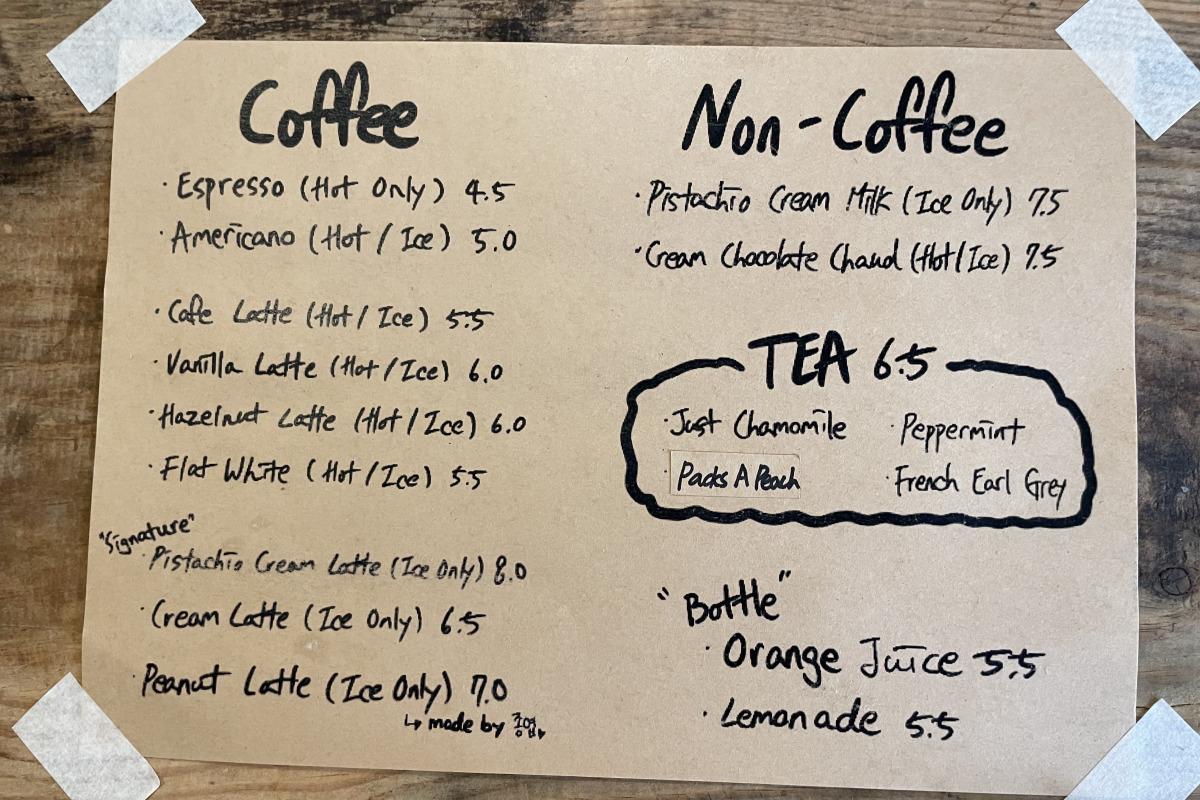 Menú de bebidas de Teddy Beurre House que muestra opciones de café, té y bebidas no cafeinadas como el café con leche de pistacho.