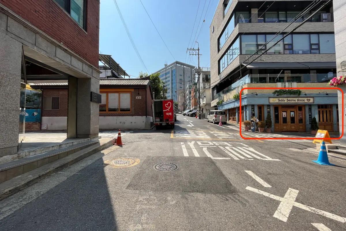 Vista desde el otro lado de la calle que muestra Teddy Beurre House en el barrio de Yongsan en Seúl.