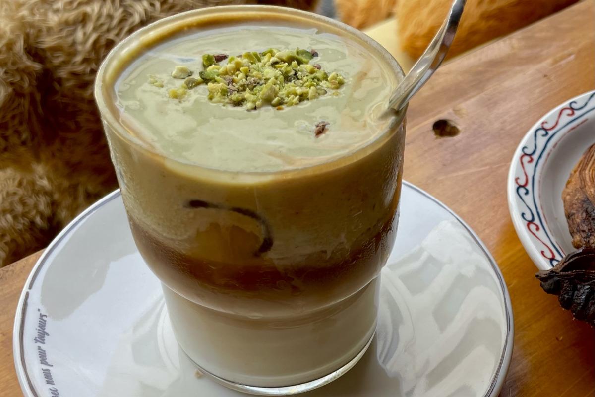 Un café con leche de pistacho de Teddy Beurre House con una generosa capa de crema de pistacho en la cima.