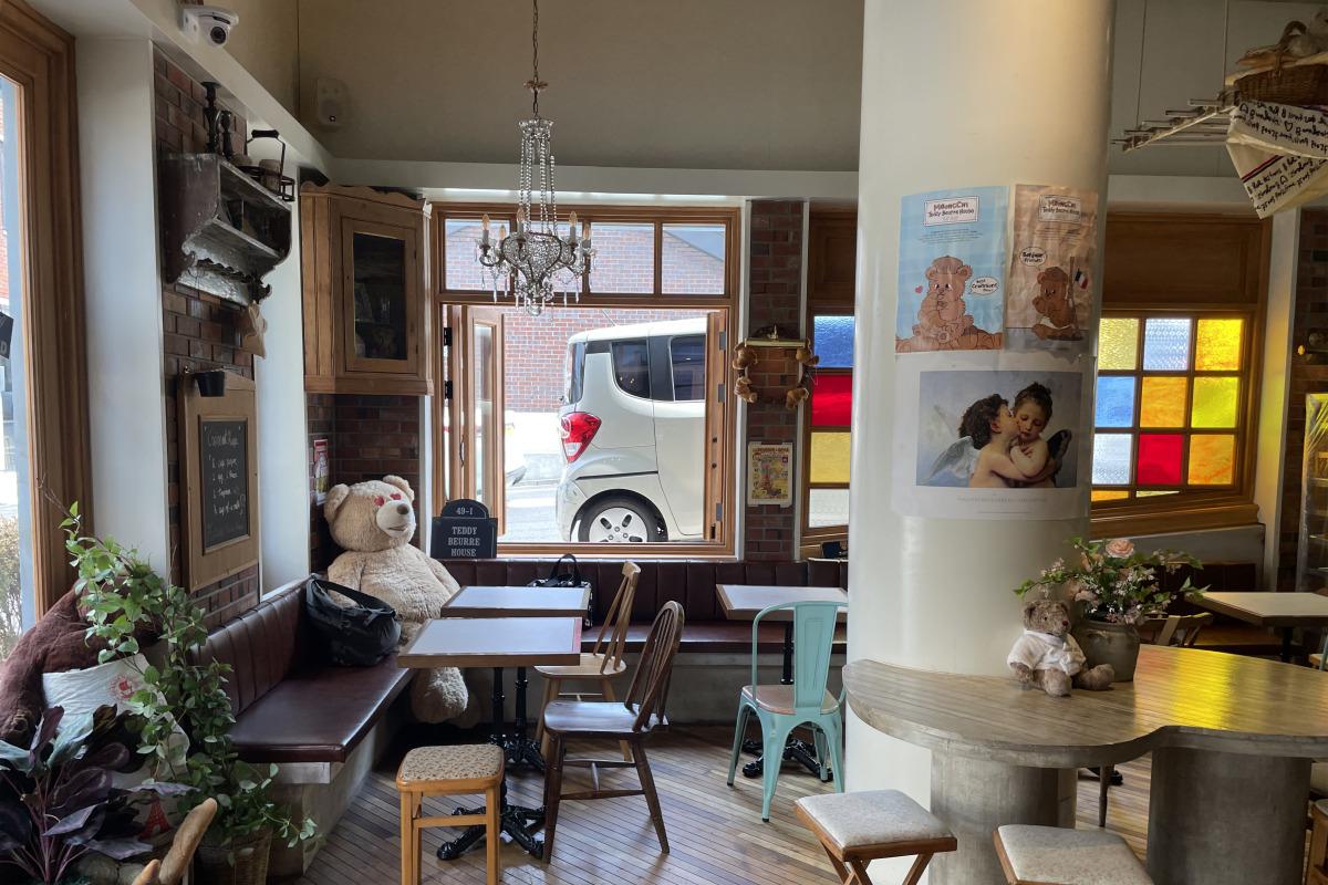 Un acogedor rincón dentro de Teddy Beurre House decorado con osos de peluche y un ambiente inspirado en una casa europea.