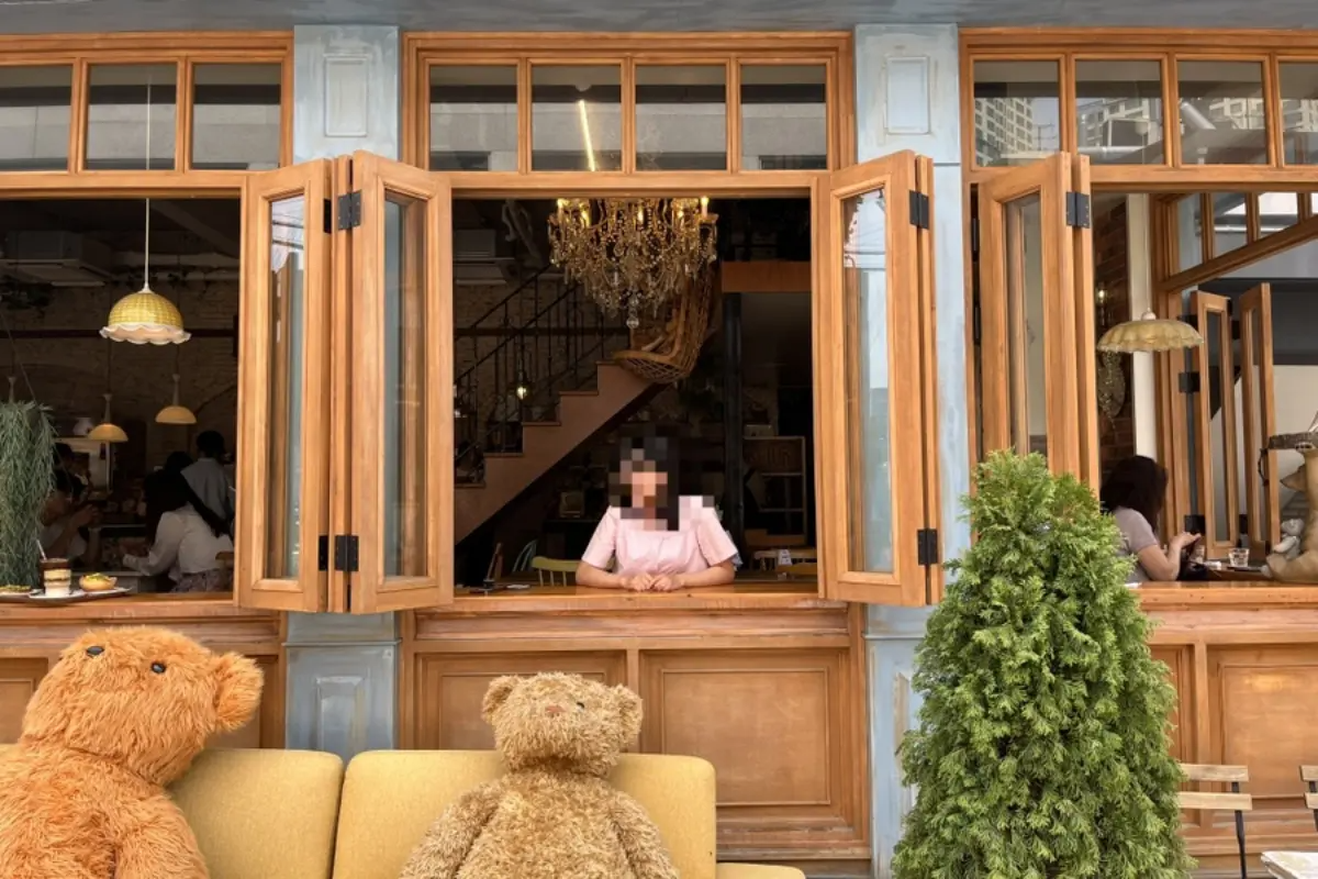La vista exterior de Teddy Beurre House con su distintiva fachada azul y una decoración temática de osos.