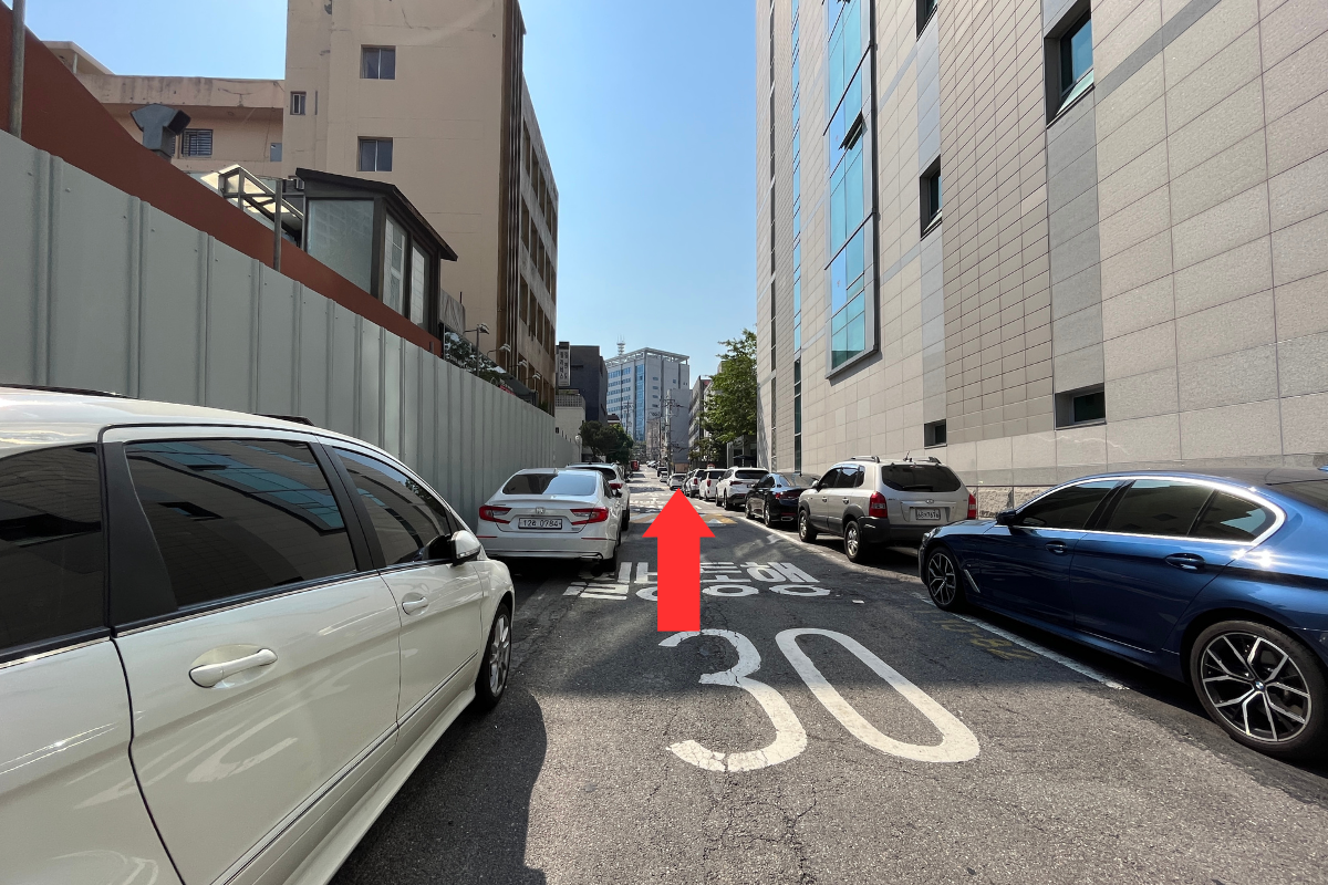 Foto de calle lateral y edificios comerciales en el camino a Teddy Beurre House, con un ángulo girando a la izquierda.