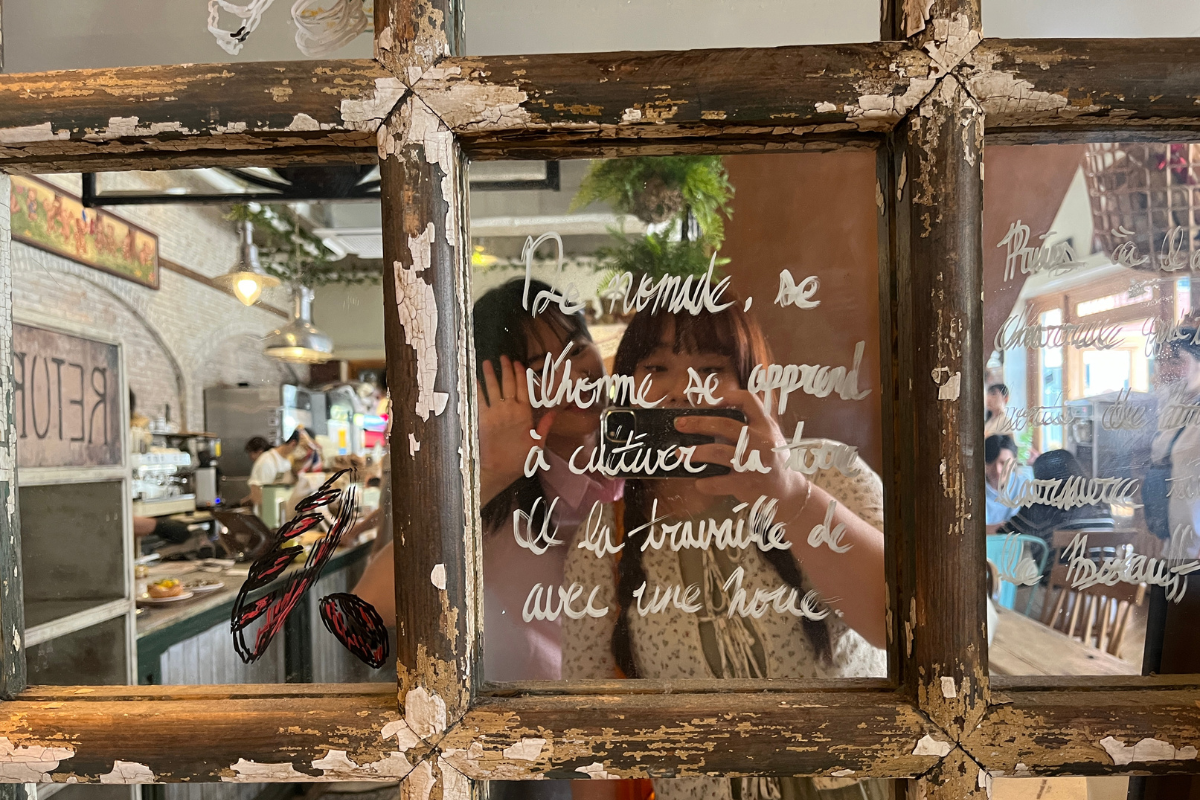 Un especial Kouign-Amann de pistacho de Teddy Beurre House con capas de hojaldre y pistacho picado.