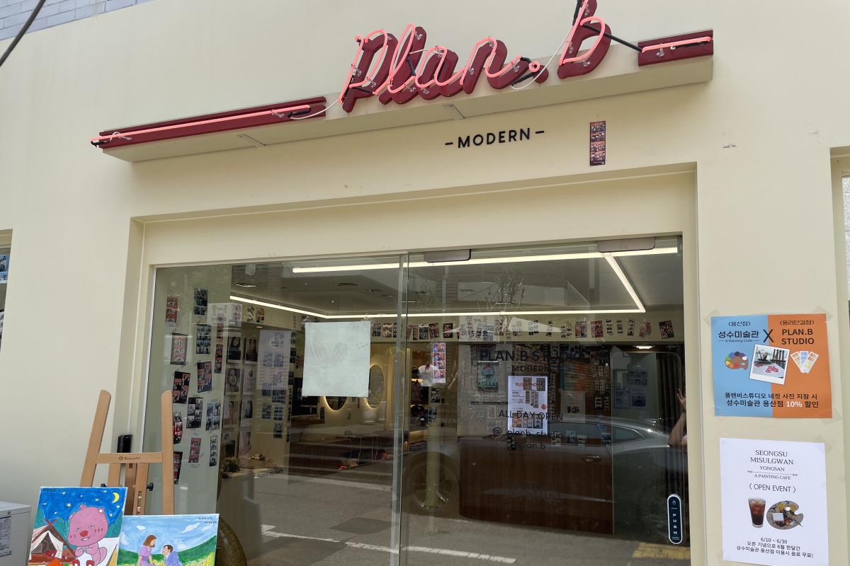 Entrada al estudio fotográfico Plan.b cerca de Teddy Beurre House, un lugar popular para esperar mientras que el café está lleno.