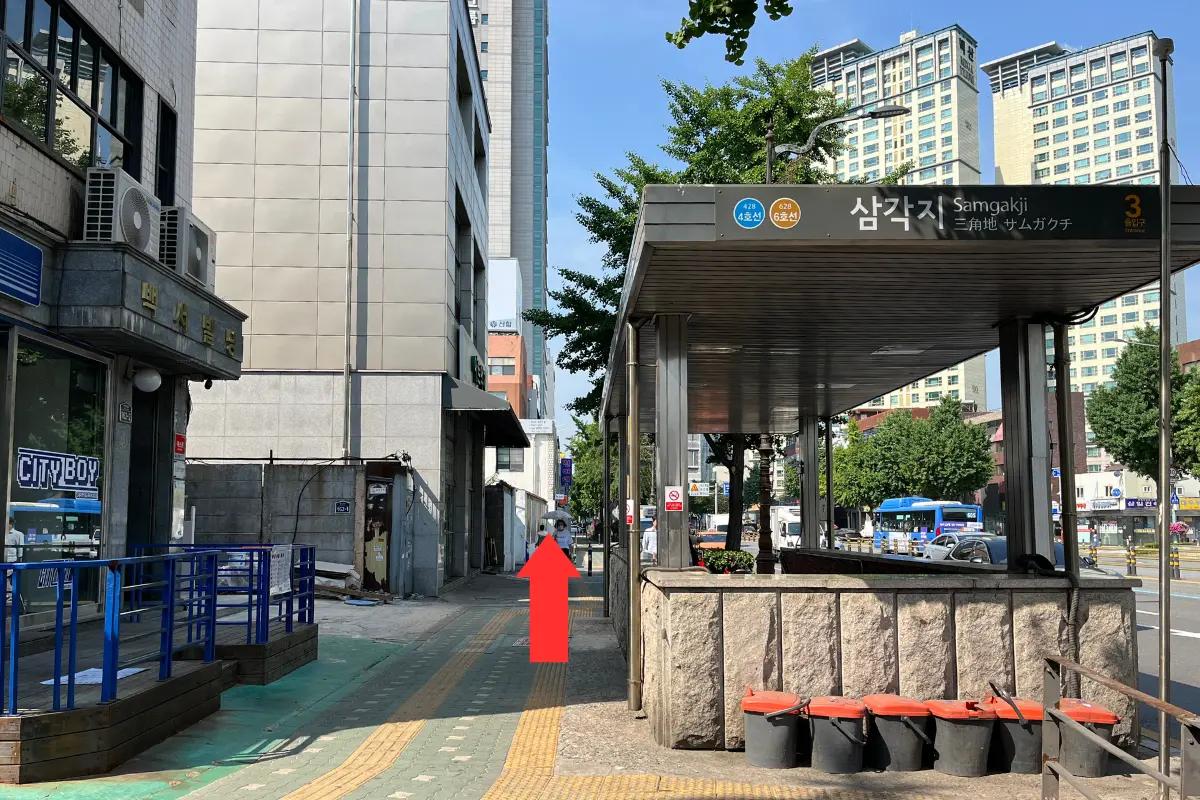 Camino desde la estación de Samgakji para llegar a Teddy Beurre House con flechas rojas que indican la dirección correcta.