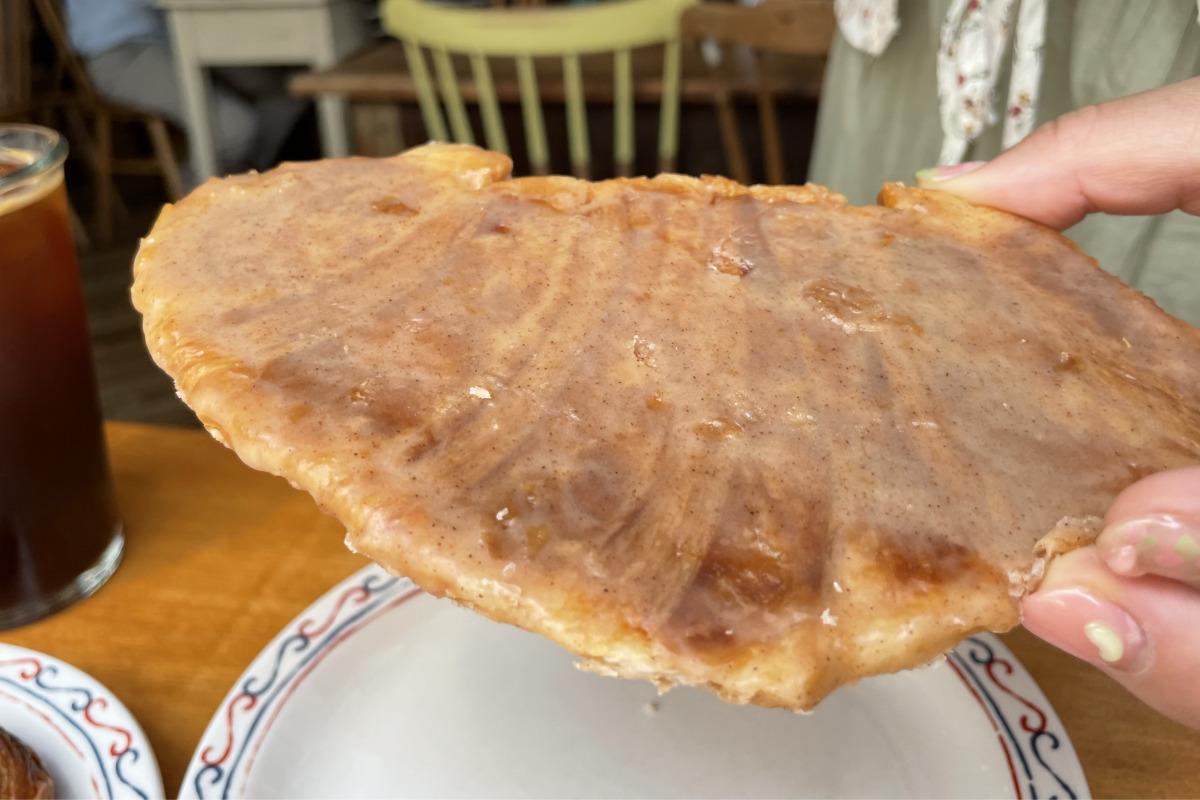 Una 'Kreungji', pan plano cubierto de salsa dulce, uno de los artículos del menú de Teddy Beurre House.