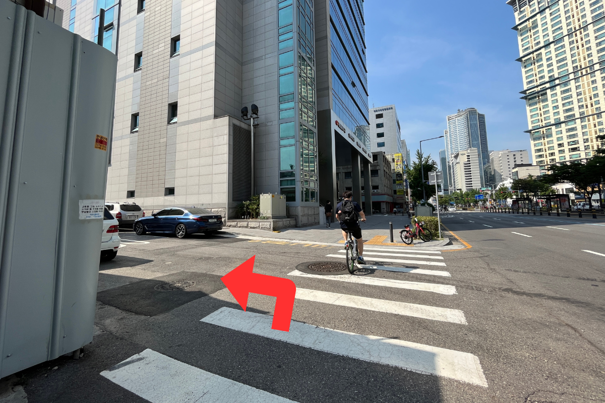Señalización y dirección en las calles de Yongsan para llegar a Teddy Beurre House, un popular café de croissants.