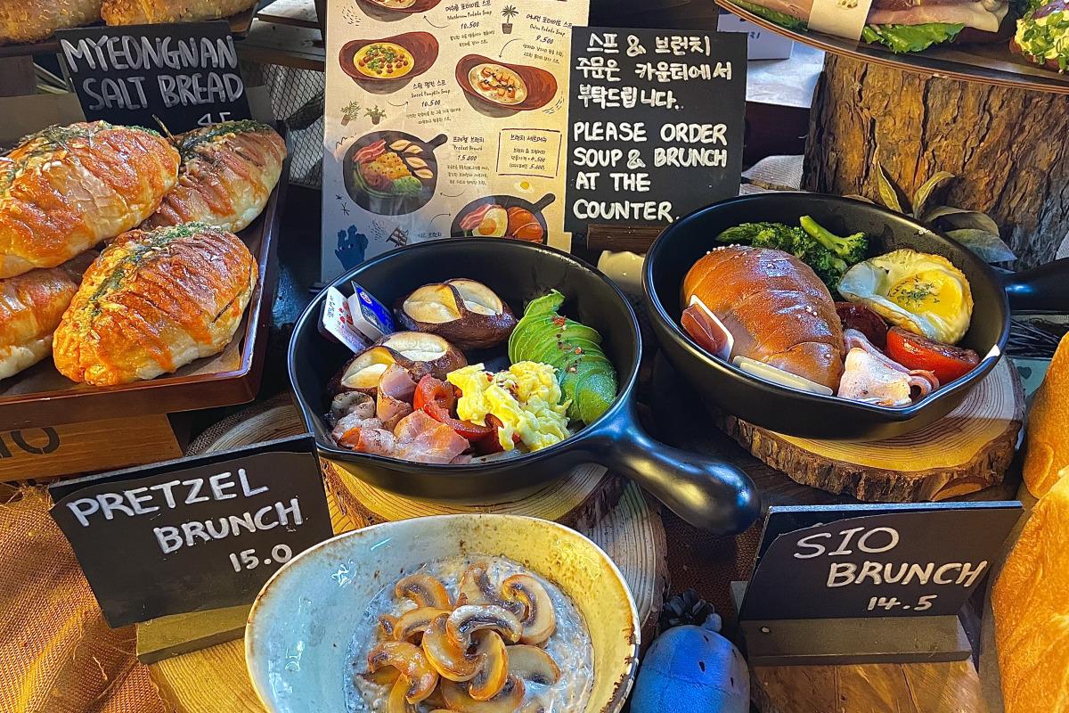 プレッツェルブランチのディスプレイ、ジャンボンブールとスクランブルエッグの美味しさ。