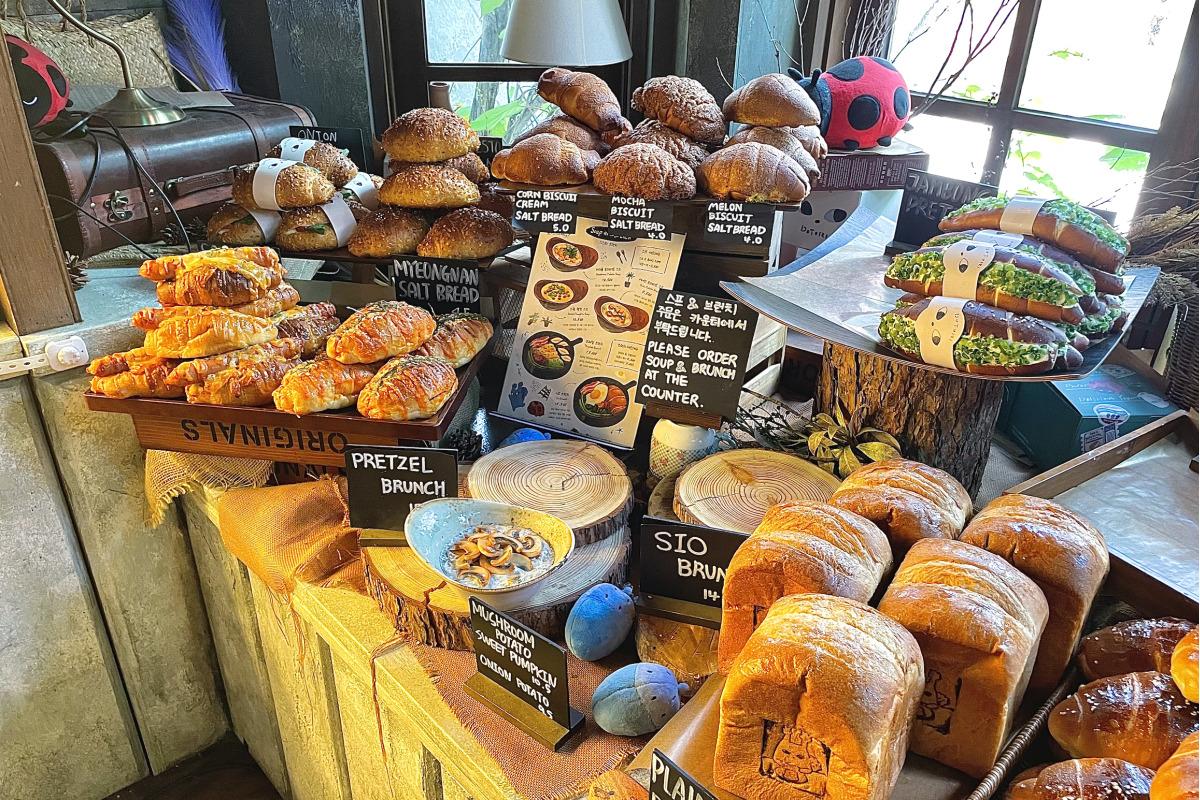 ブランチに最適なパンコーナー、美味しそうなジャンボンブールプレッツェルと他のメニューの数々。