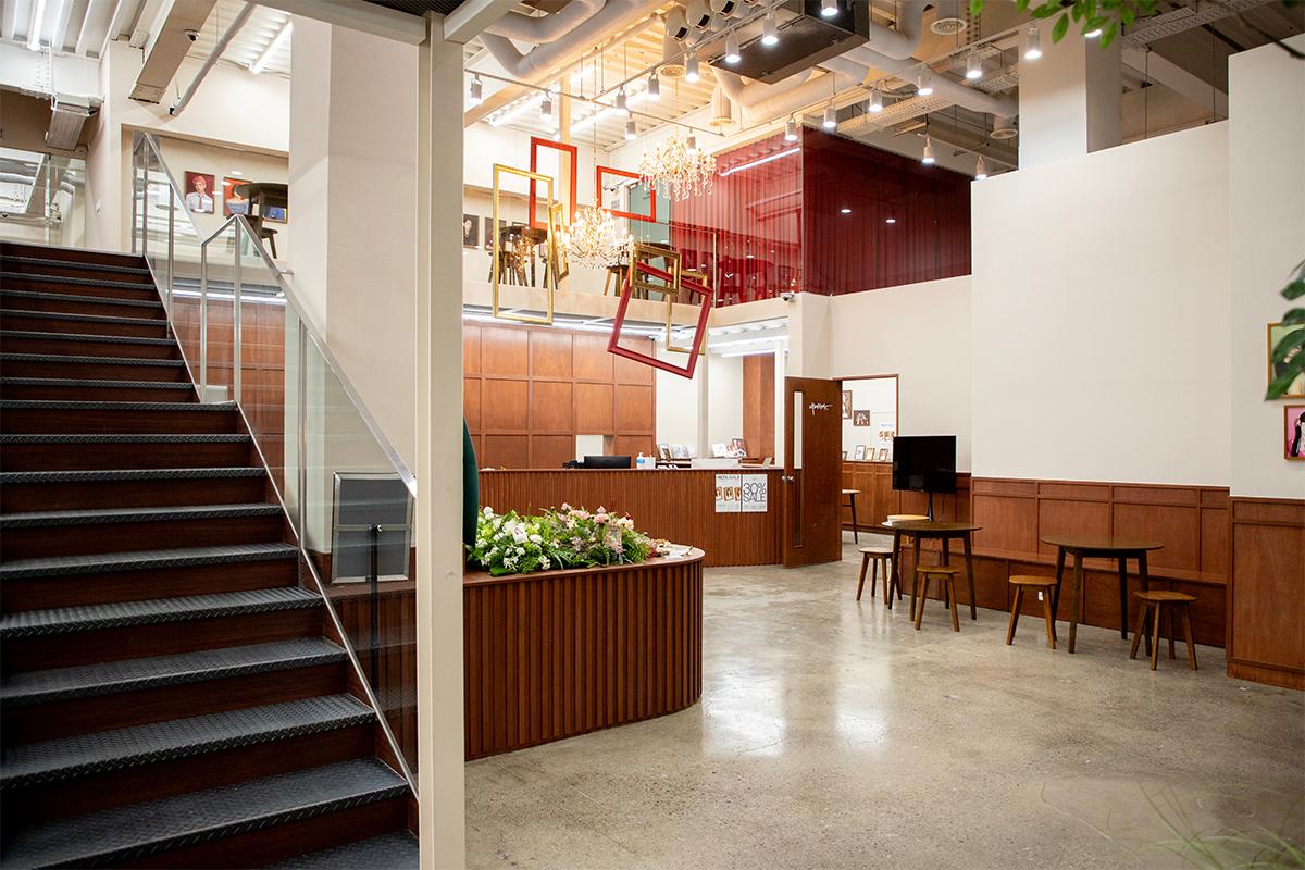 ソウル聖水フラグシップストアの内観、広々としたモダンな空間で、レセプションデスクが見える。