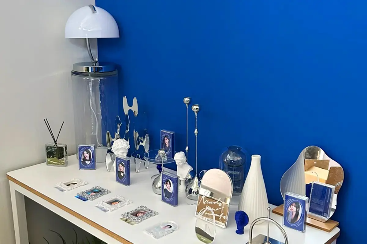 Sihyunhada弘大SPACE店的入口和現代化的室內設計。