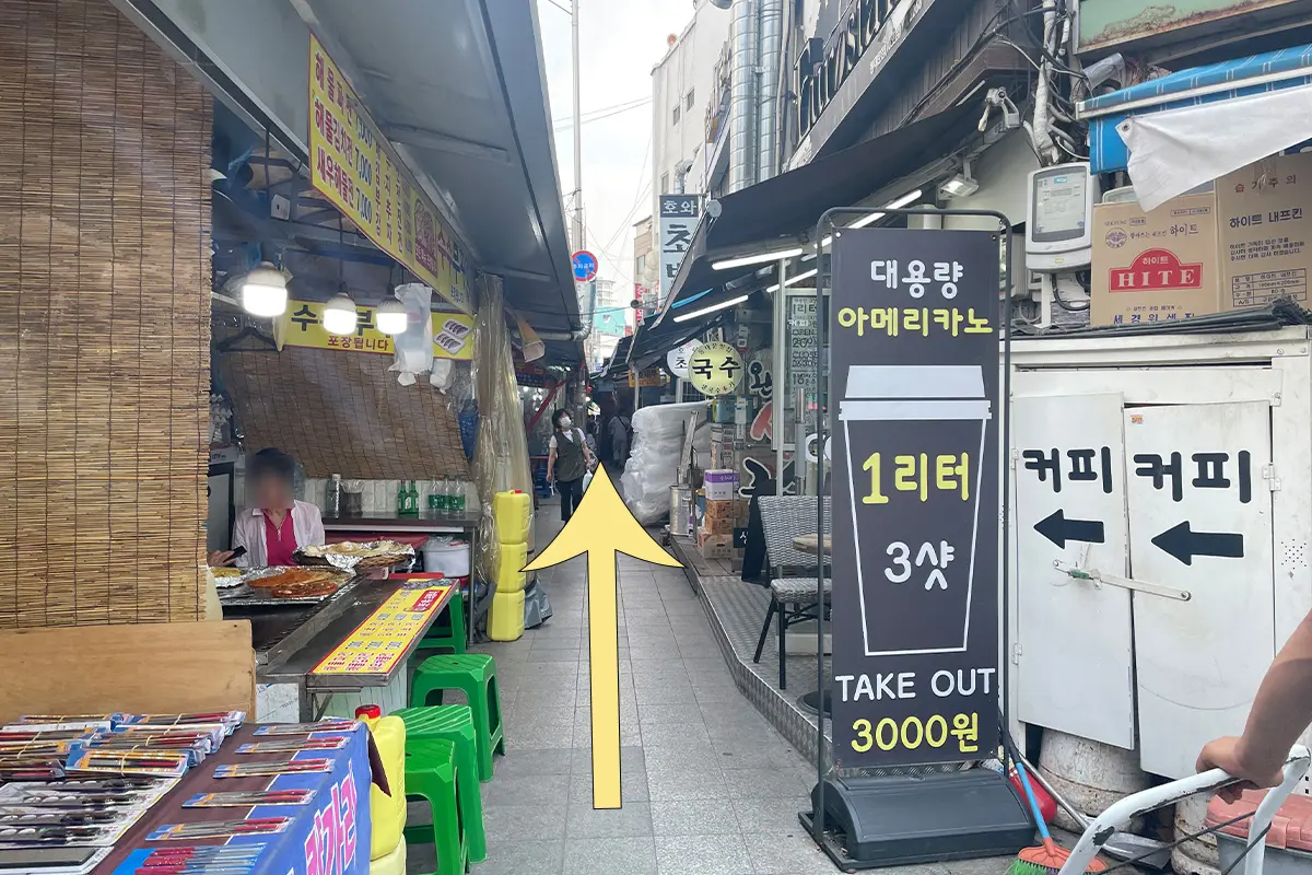 行走於東大門附近，看到市場攤位附近顯示左轉箭頭，暗示拐彎的方向。