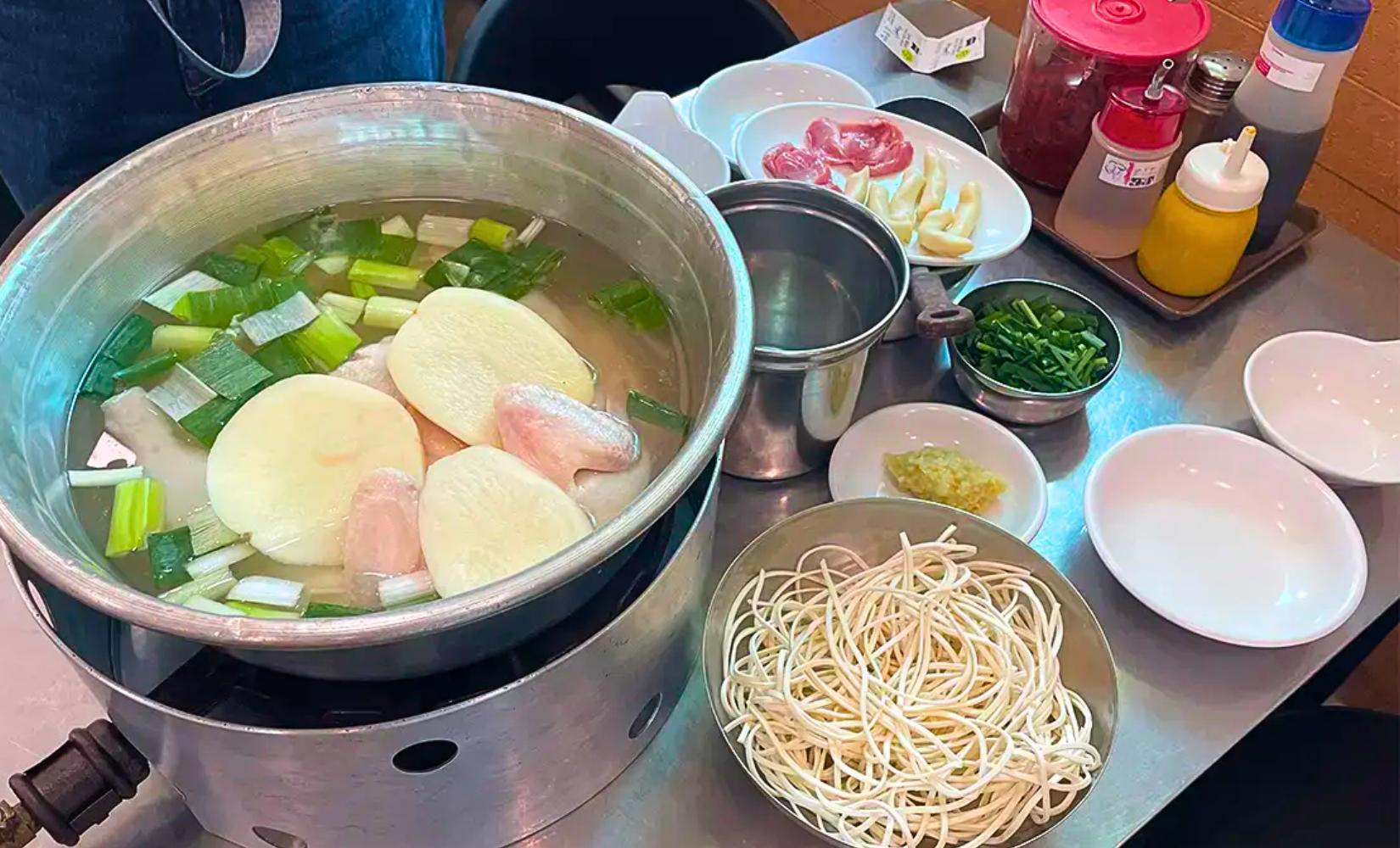 Myeongdong Chicken Hanmari Geoseong: Nhà hàng chuyên món gà hầm bổ dưỡng ở Jongno