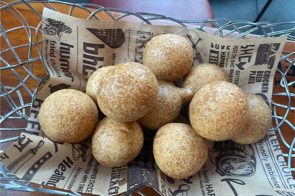 viên phô mai tại Gà rán BHC chi nhánh Jongno 5-ga Gwangjang, Hàn Quốc