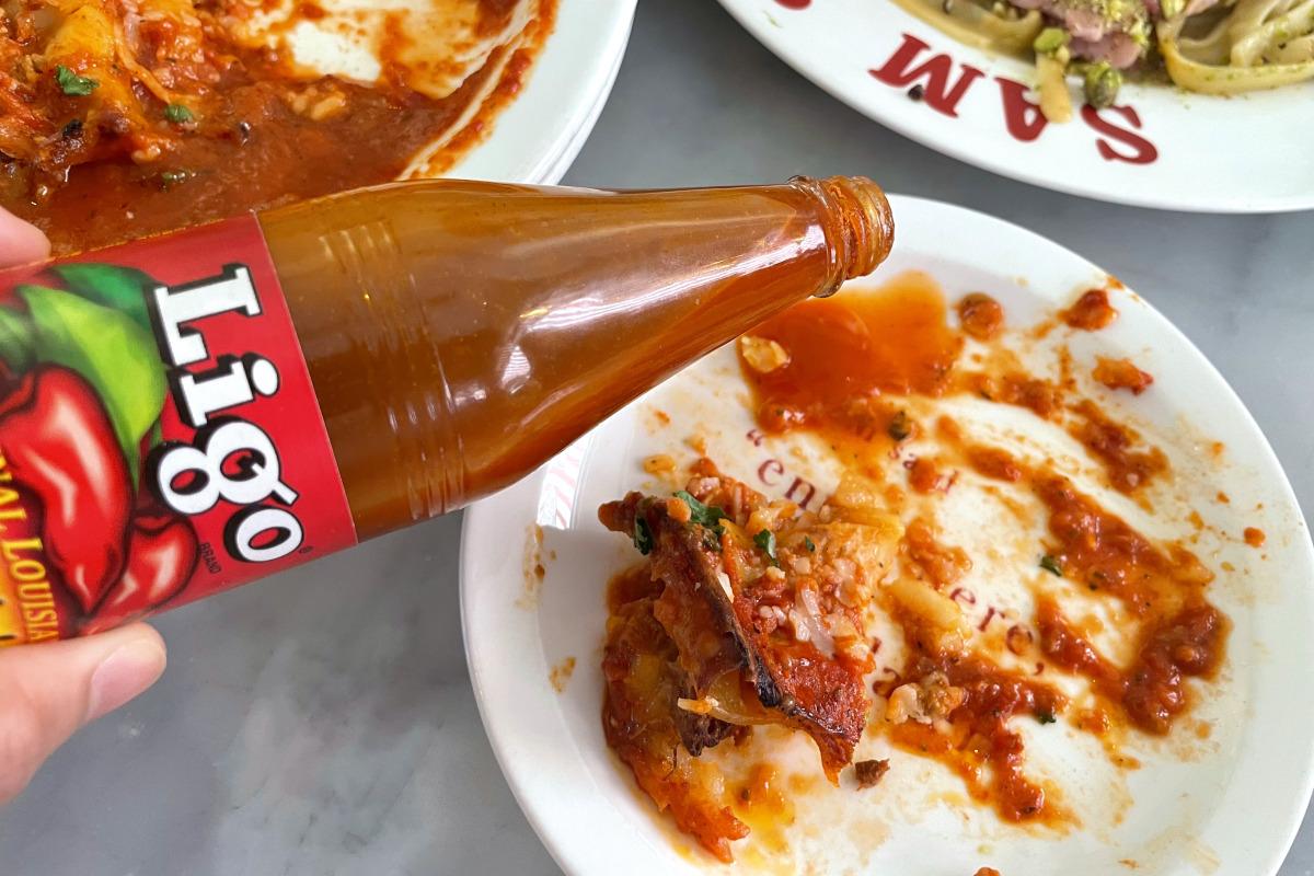 顾客在SAM SAM SAM餐厅内部用餐，展示了该地点热闹的用餐环境。