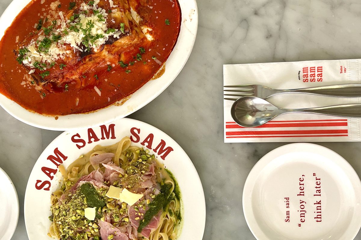 展示往SAM SAM SAM餐厅行走的路线，显示从地铁三角地站三号出口的路径。