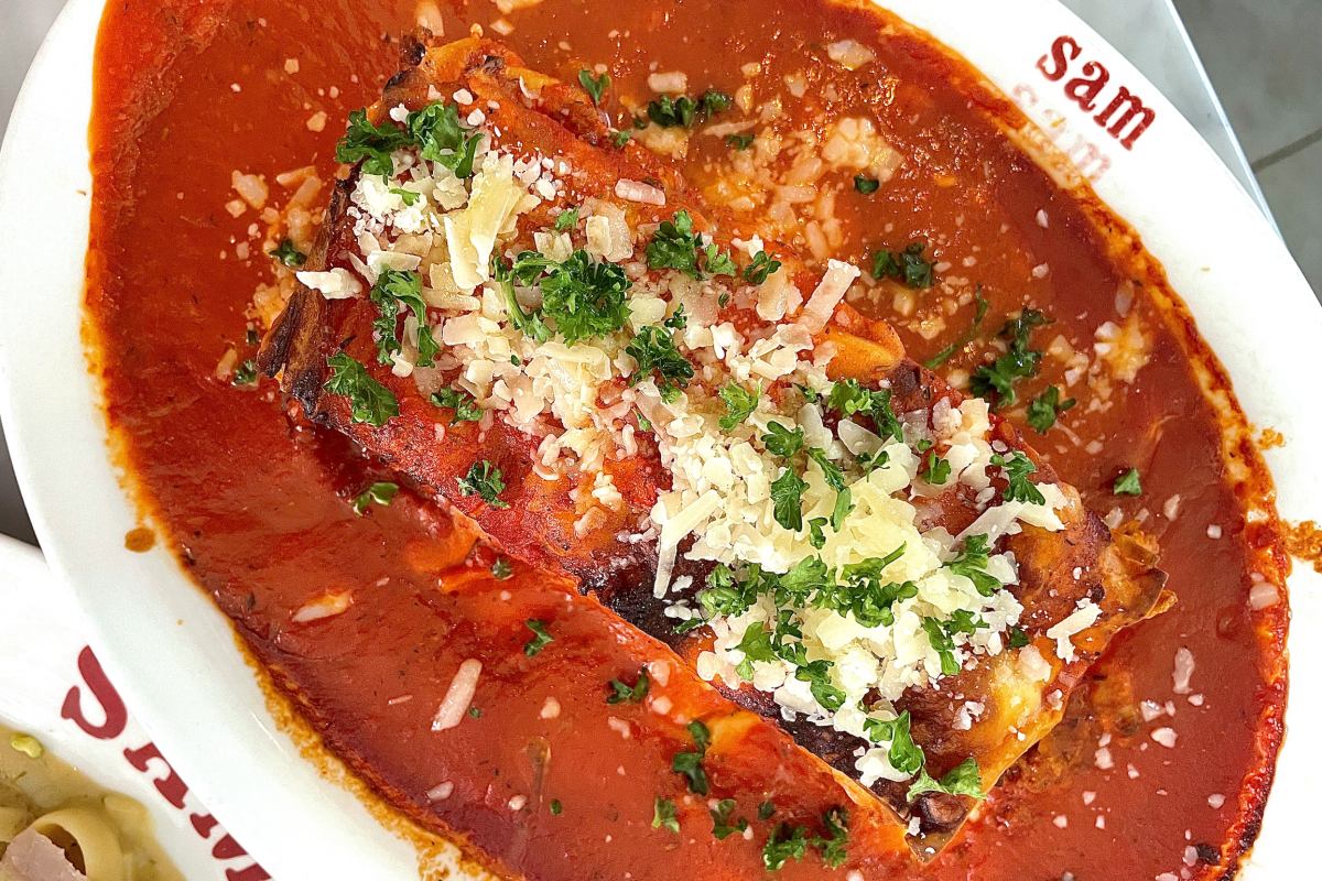 SAM SAM SAM的千层面，上面有丰富的奶酪和香料，搭配番茄酱汁。