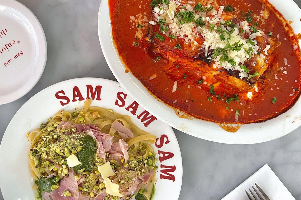 龙山站附近，韩国餐厅SAM SAM SAM的外观，展示餐厅特色和门口排队顾客的情况。