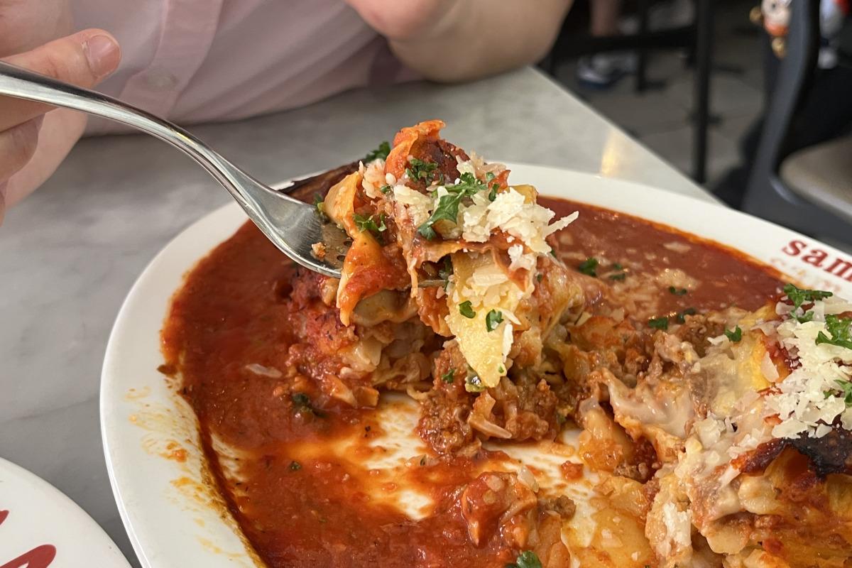 使用红辣酱为SAM SAM SAM餐厅的千层面增添额外的辣味风味。