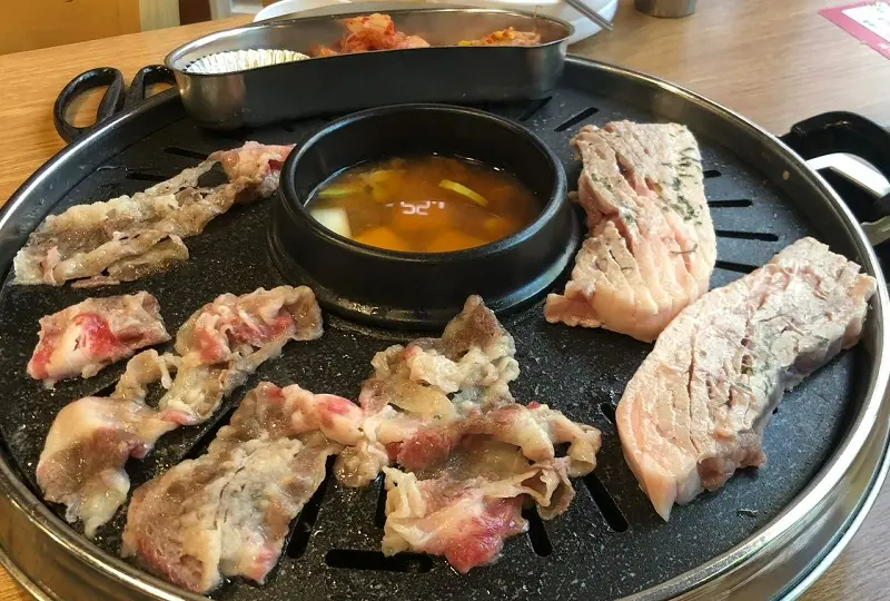 韓国焼肉と冷麺、ジューシーなサムギョプサルと辛い味噌スープの組み合わせ