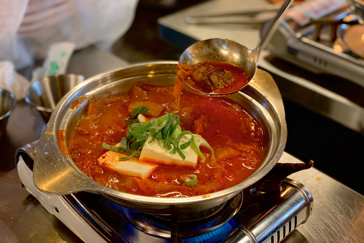 Горячий соус кимчи рагу готов к подаче в ресторане Золотая Свинья.