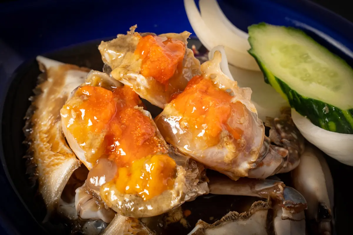 海雲臺著名的HAEMAKKI醬蟹，醬蟹的完美展示，令人垂涎欲滴的韓國傳統海鮮料理，鮮美的螃蟹覆蓋著韭菜、蔥花，且蟹膏飽滿，色彩鮮豔，是釜山旅行必試美食。