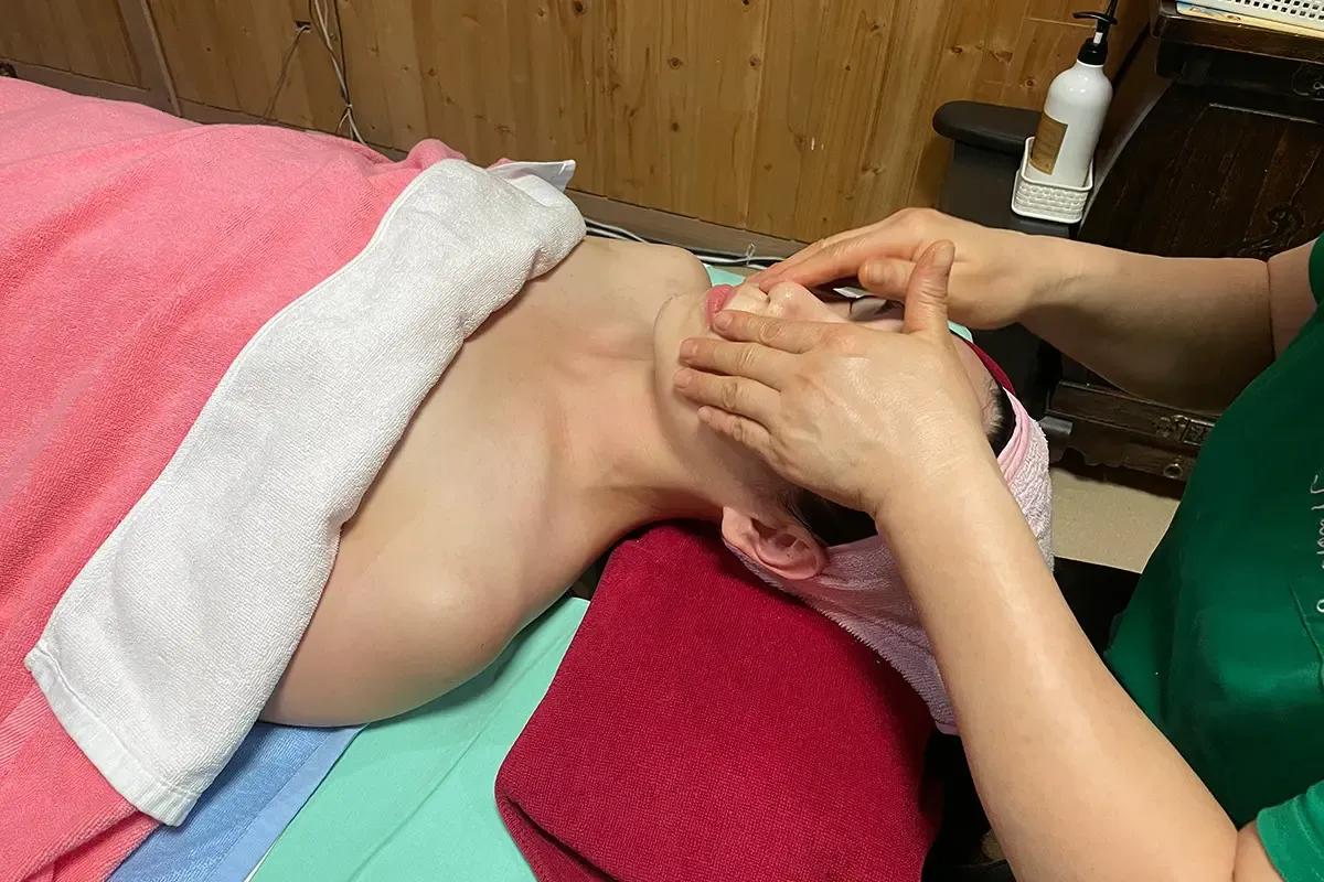 韓国エステサロンでのフェイシャルケア。肌の保湿とリラックスに最適な施術が受けられます。